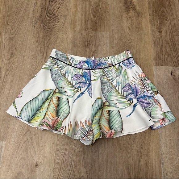 DO + BE Floral White Swing Shorts size M - Picture 1 of 6